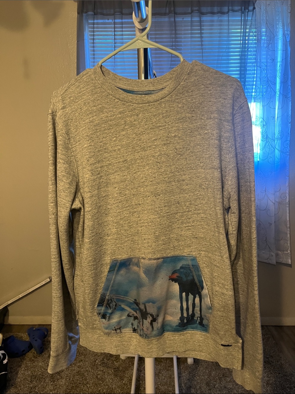 Star Wars X OnTheByas Sz M Gray Long Sleeve Crewneck Graphic Pocket Sweatshirt